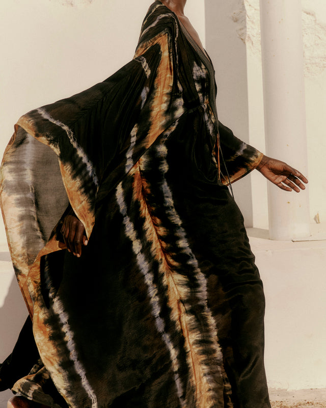 Caftan en viscose fluide tie & dye – Bleu et ocre - Robes Mes Demoiselles - Image 2