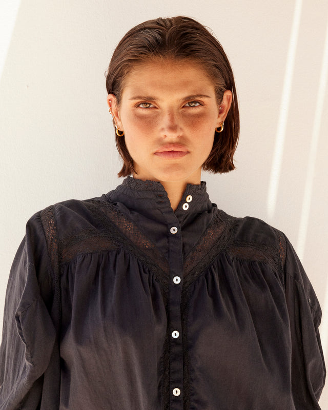 Blouse en Coton Noire– Dentelle & Col Victorien - Chemises & tops Mes Demoiselles - Image 3