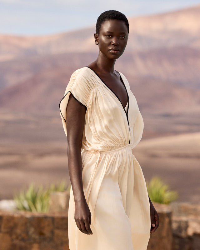 Robe longue en viscose satinée – Écru et détails noirs - Robes Mes Demoiselles - Image 2