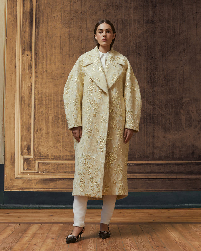 Manteau Royal - Ecru : Long manteau écru en jacquard avec dessin lurex doré Mes Demoiselles - Image 3