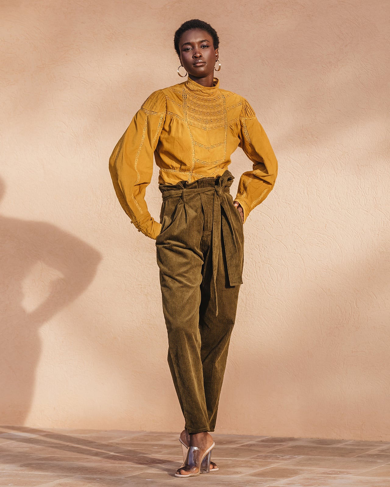 Pantalon velours côtelé kaki, taille haute, jambes droites - Pantalons & combinaisons Mes Demoiselles - Image 1
