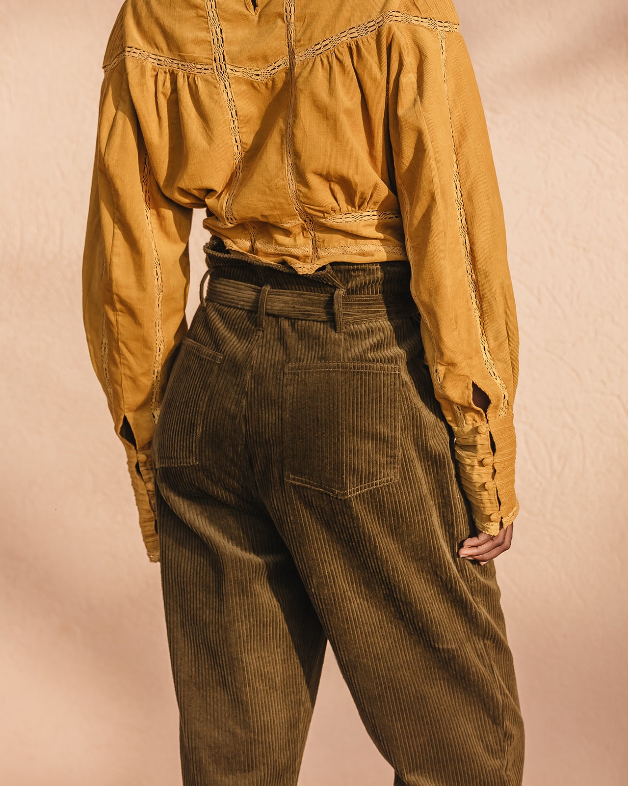 Pantalon Clayde - Kaki : Pantalon velours côtelé kaki, taille haute, jambes droites Mes Demoiselles - Image 4