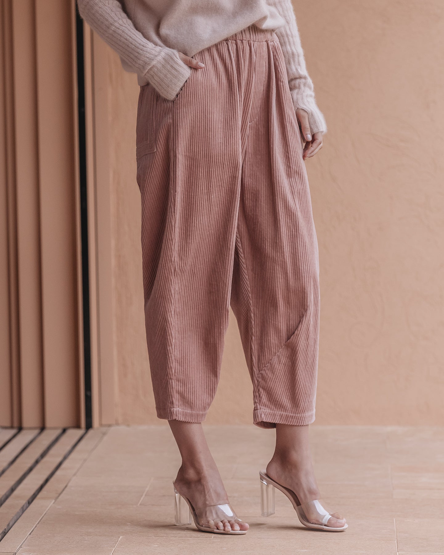 Pantalon velours côtelé nude, coupe ample, moderne et confortable - Pantalons & combinaisons Mes Demoiselles
