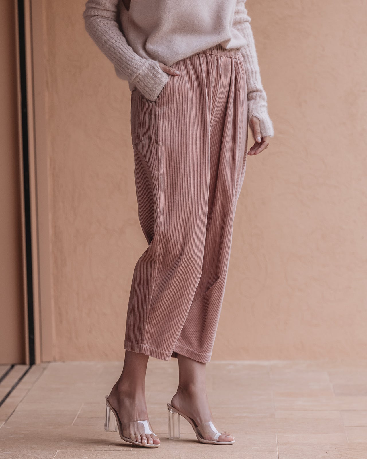 Pantalon Crysta - Nude : Pantalon velours côtelé nude, coupe ample, moderne et confortable Mes Demoiselles - Image 4