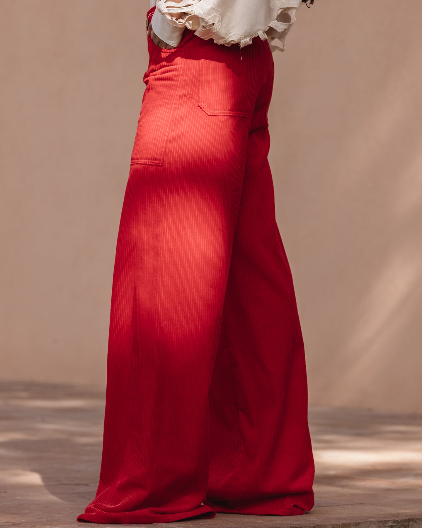 Pantalon velours côtelé rouge écarlate, coupe large, rétro - chic - Pantalons & combinaisons Mes Demoiselles