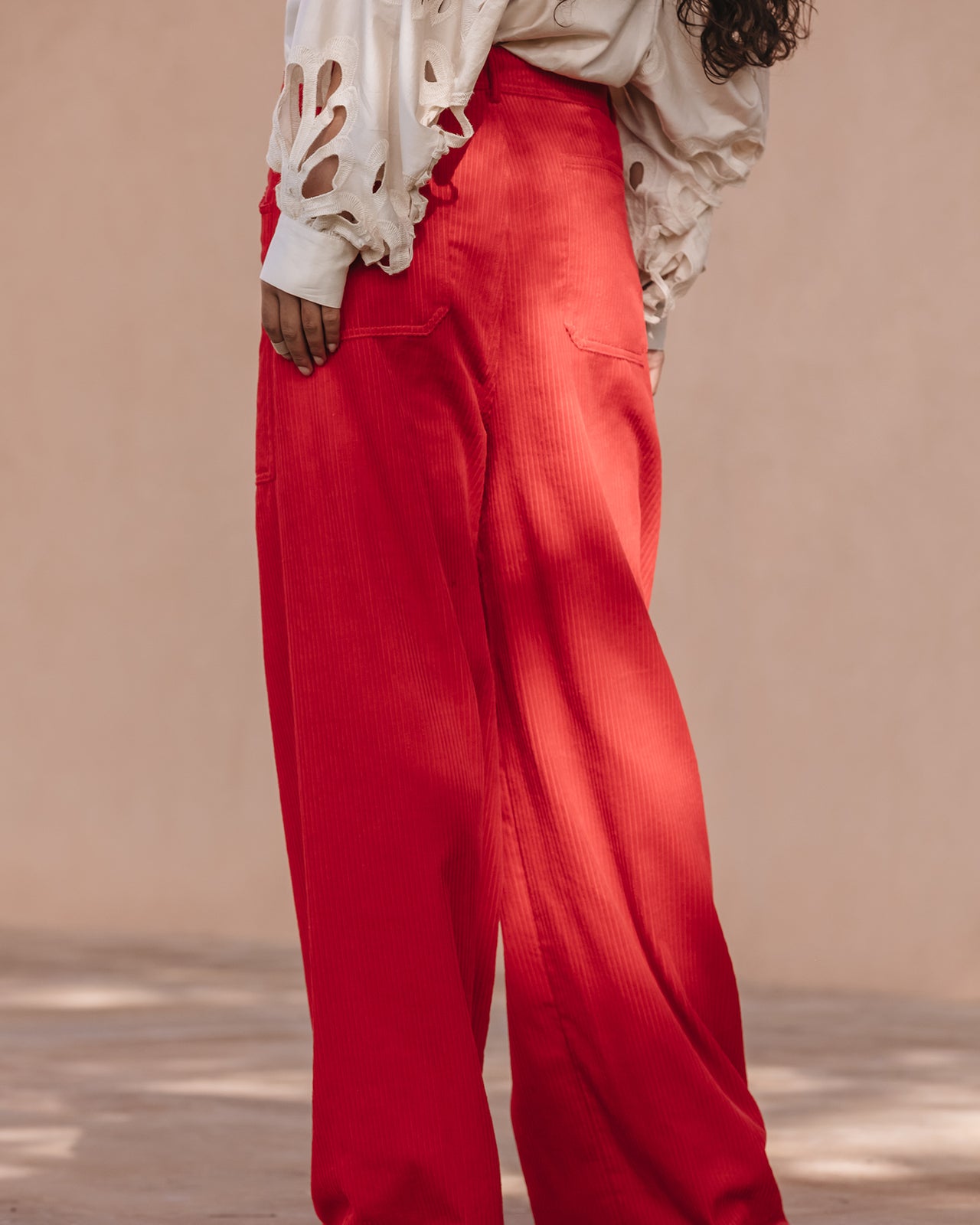 Pantalon Cyanie - Rouge : Pantalon velours côtelé rouge écarlate, coupe large, rétro - chic Mes Demoiselles - Image 5
