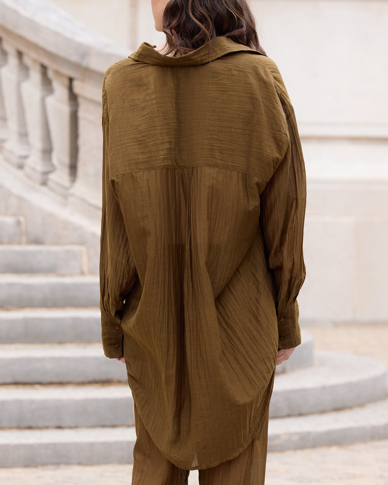 Chemise Lao - Marron : Chemise souple et longue en gaze de coton et soie kaki Mes Demoiselles - Image 4