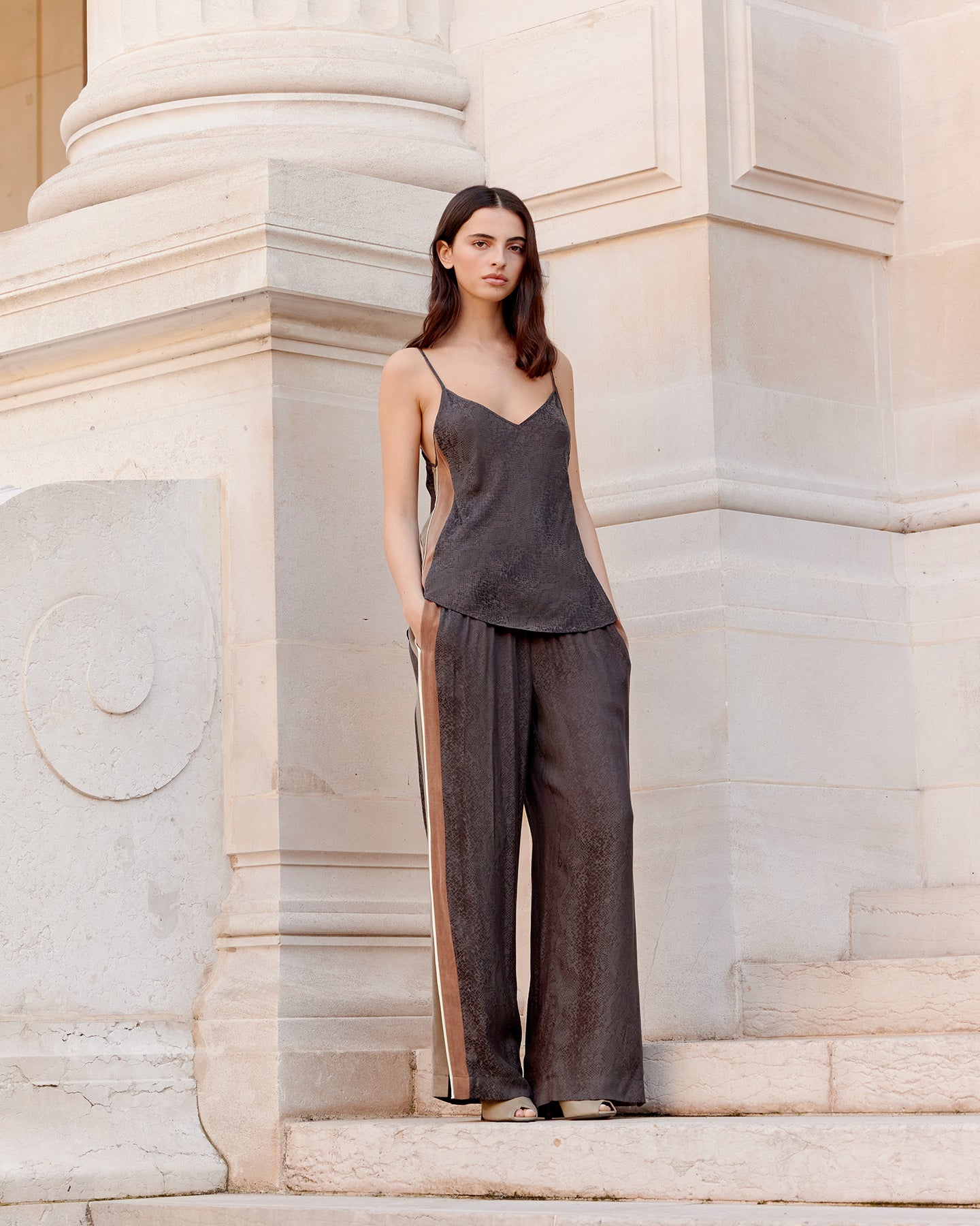 Top en jacquard satin noir imprimé reptile - Chemises & tops Mes Demoiselles