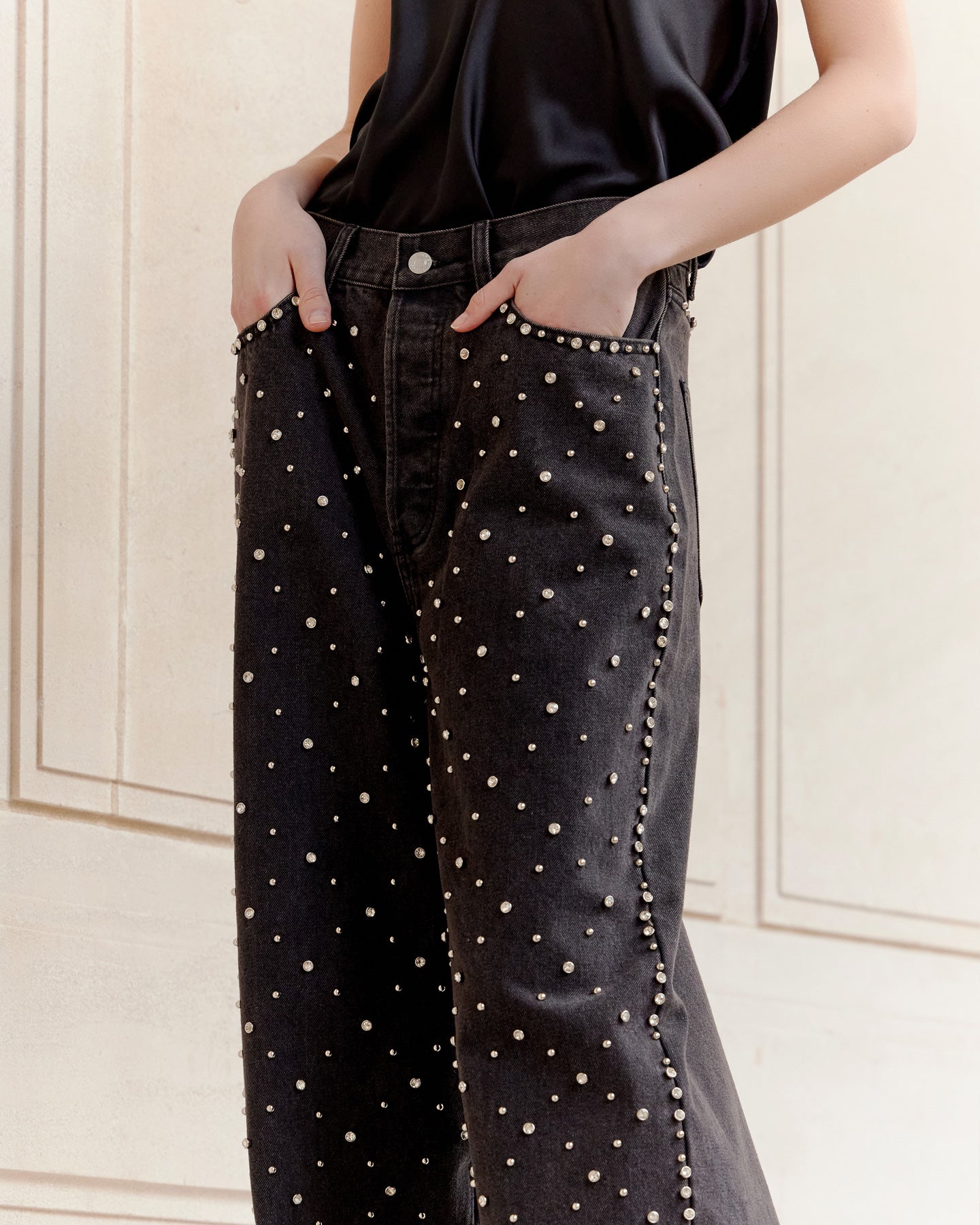 Jeans Manny - Noir : Jean oversize noir avec détails argentés Mes Demoiselles