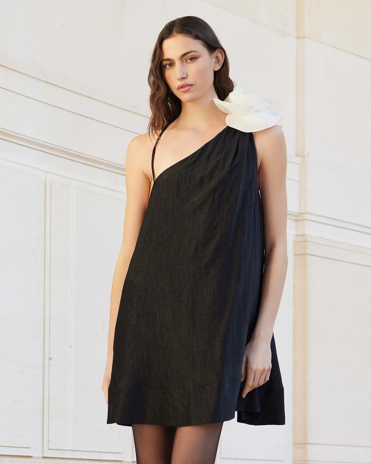 Robe courte de soirée noire et fleur blanche - Robes Mes Demoiselles - Image 3