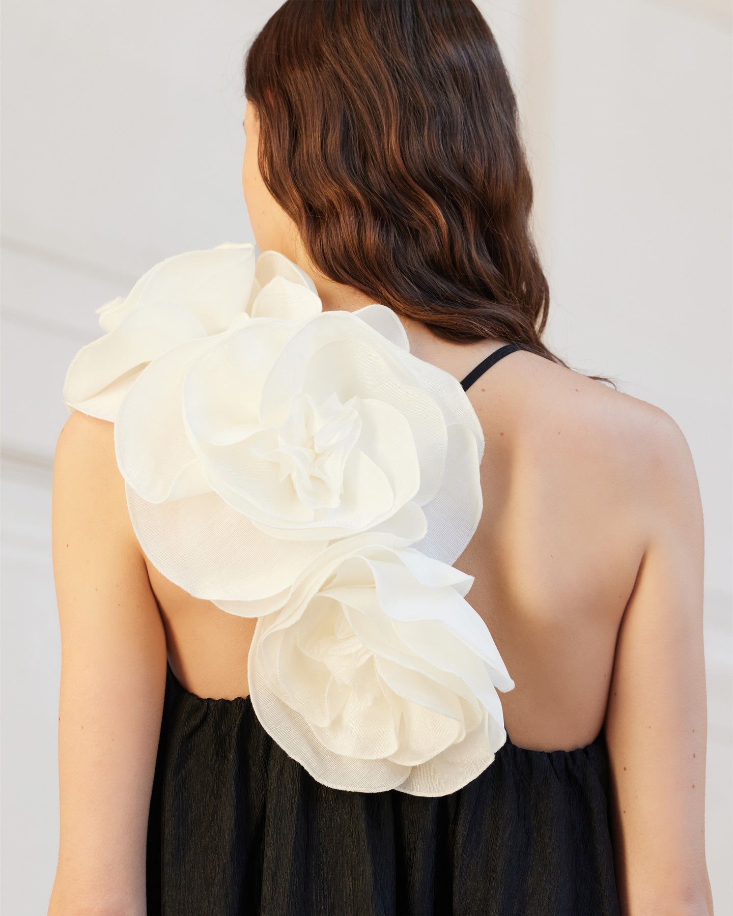 Robe Poesie - Noir : Robe courte de soirée noire et fleur blanche Mes Demoiselles