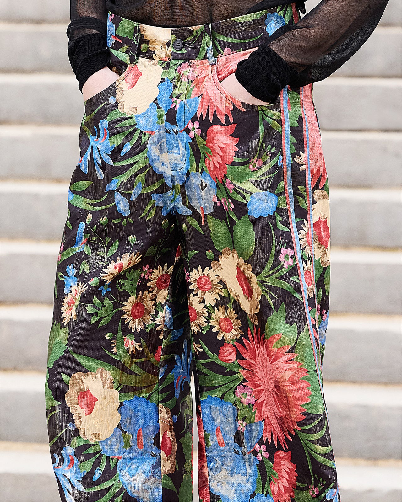 Pantalon Rosa - Noir : Pantalon large en jacquard lurex imprimé grandes fleurs Mes Demoiselles - Image 4