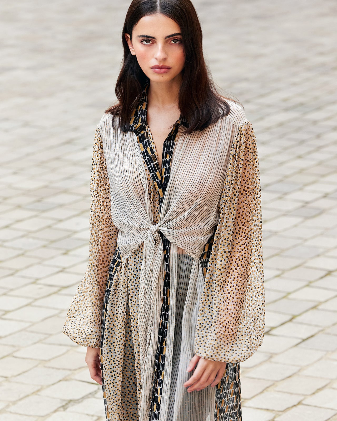 Robe Samiba - Beige : Elégante longue robe chemise en viscose chiffon gold, beige et noire Mes Demoiselles - Image 4