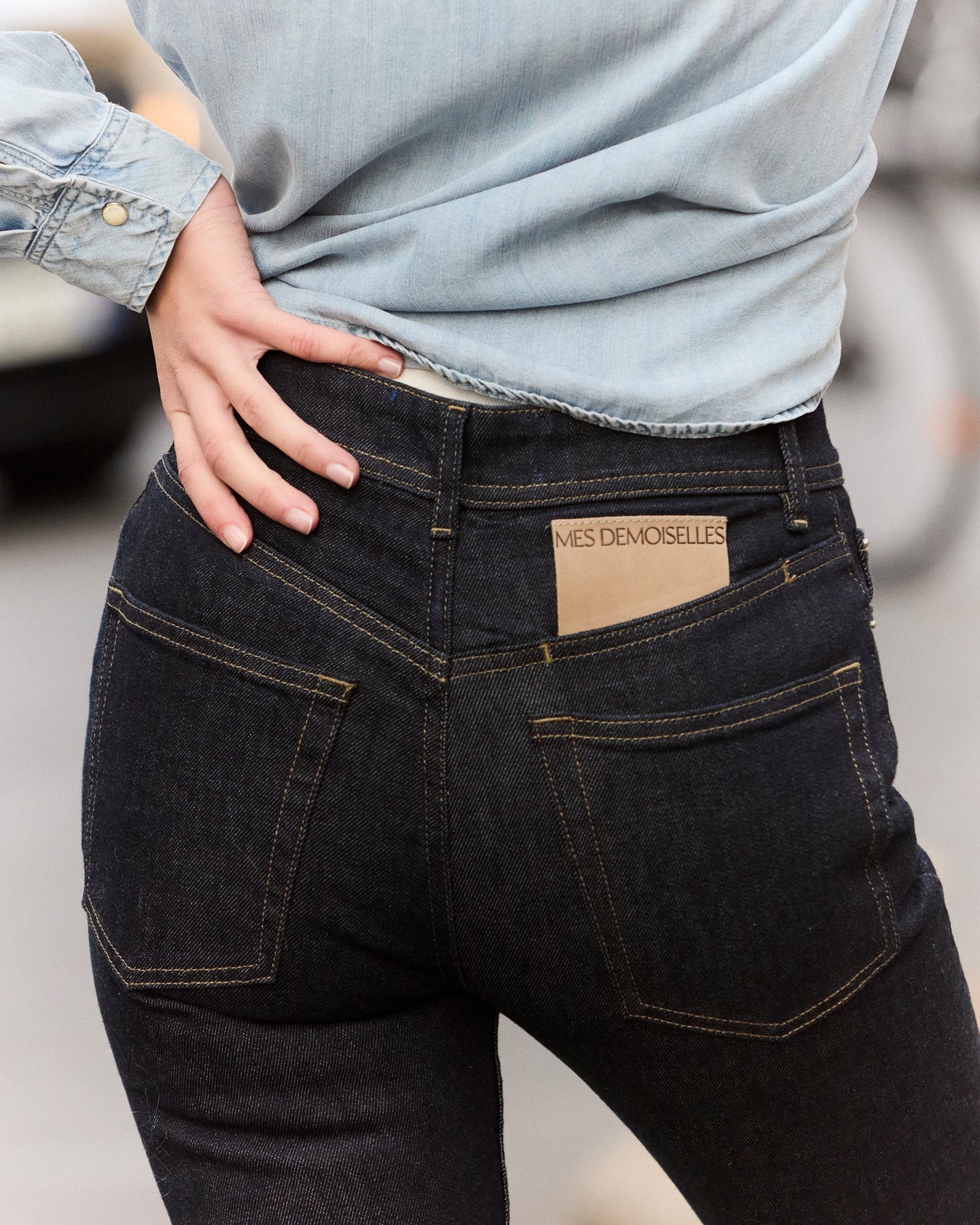 Pantalon Taylor - Indigo : Jean droit en toile japonaise indigo à fentes intérieures Mes Demoiselles - Image 5
