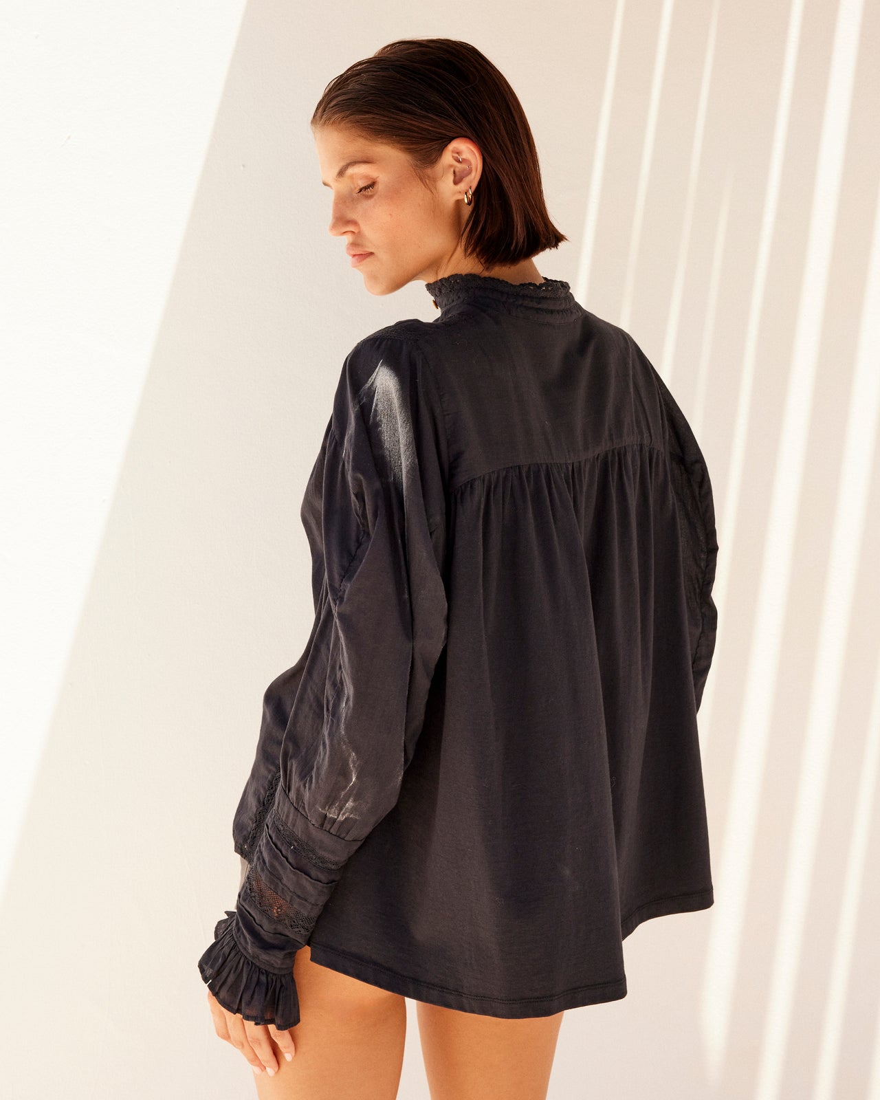 Chemise Crum - Noir : Blouse en Coton Noire– Dentelle & Col Victorien Mes Demoiselles - Image 4