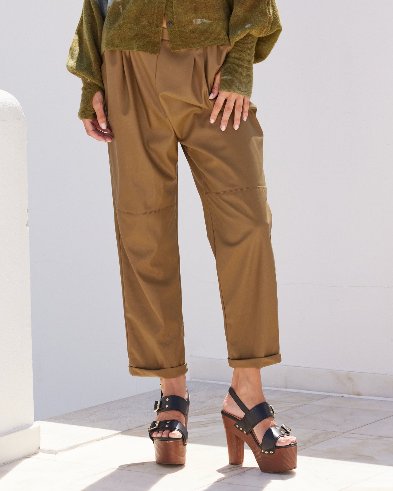 Pantalon droit en simili cuir – kaki - Pantalons & combinaisons Mes Demoiselles - Image 2
