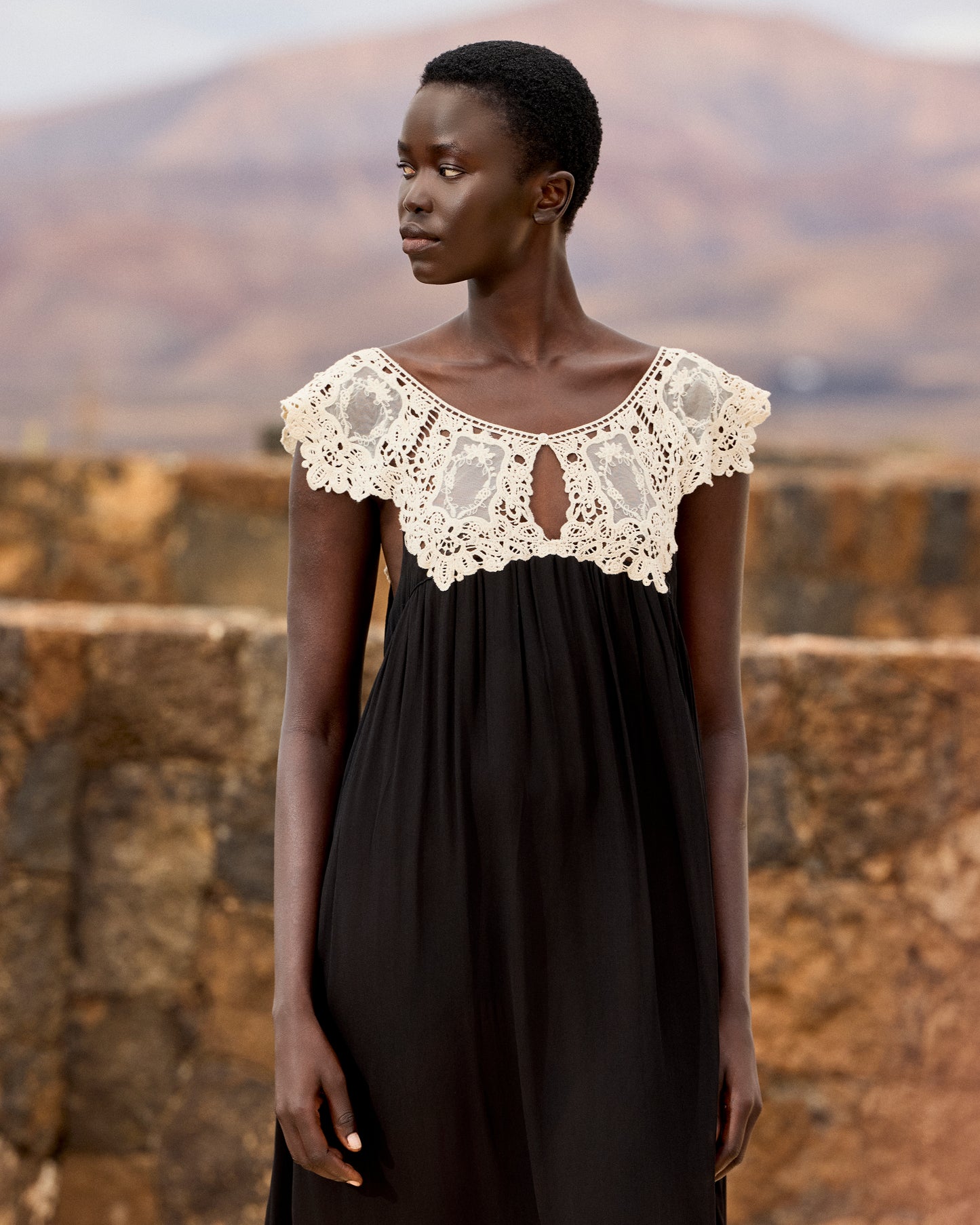 Robe longue en georgette de viscose et guipure – Noir et écru - Robes Mes Demoiselles