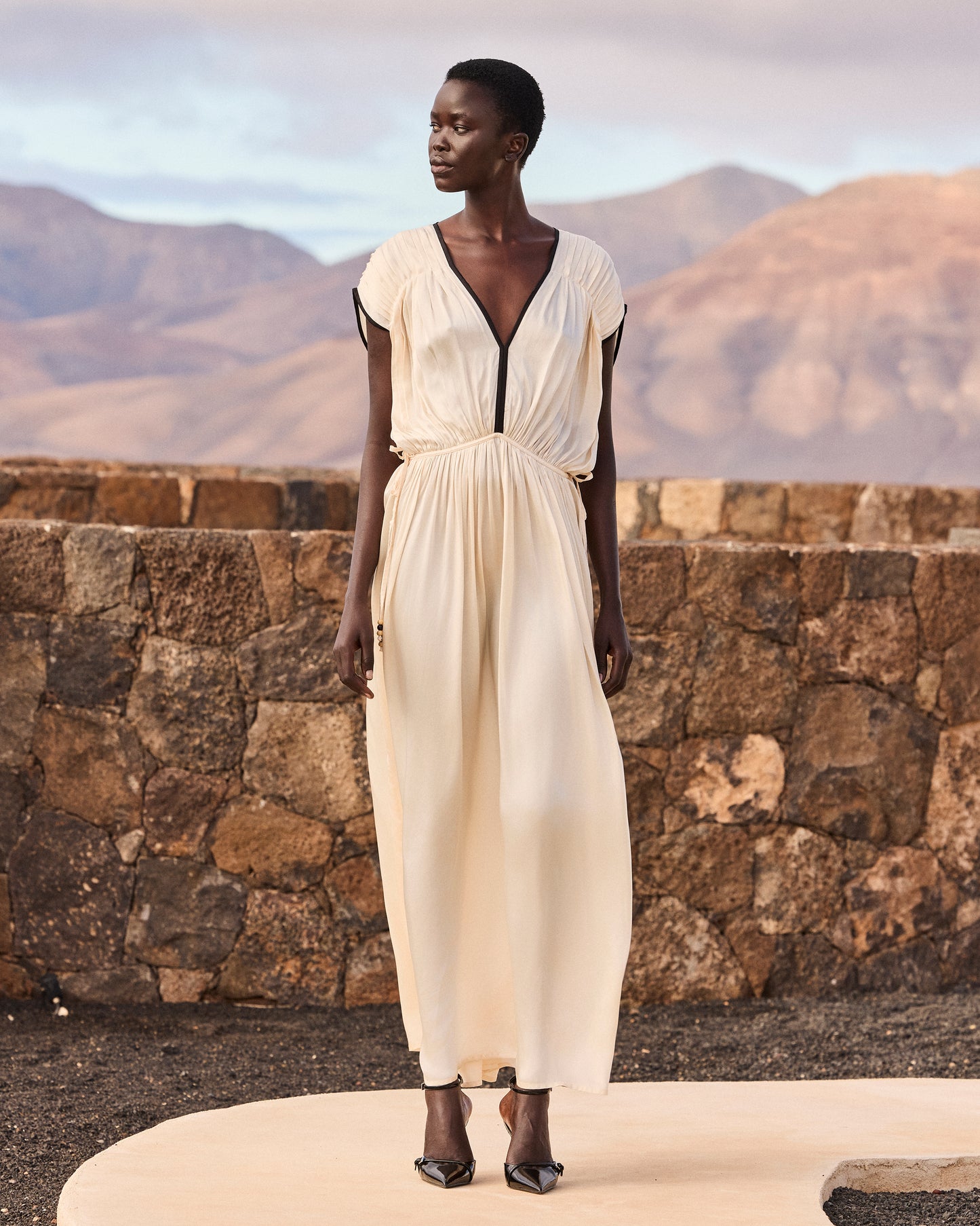 Robe Blava - Écru : Robe longue en viscose satinée – Écru et détails noirs Mes Demoiselles