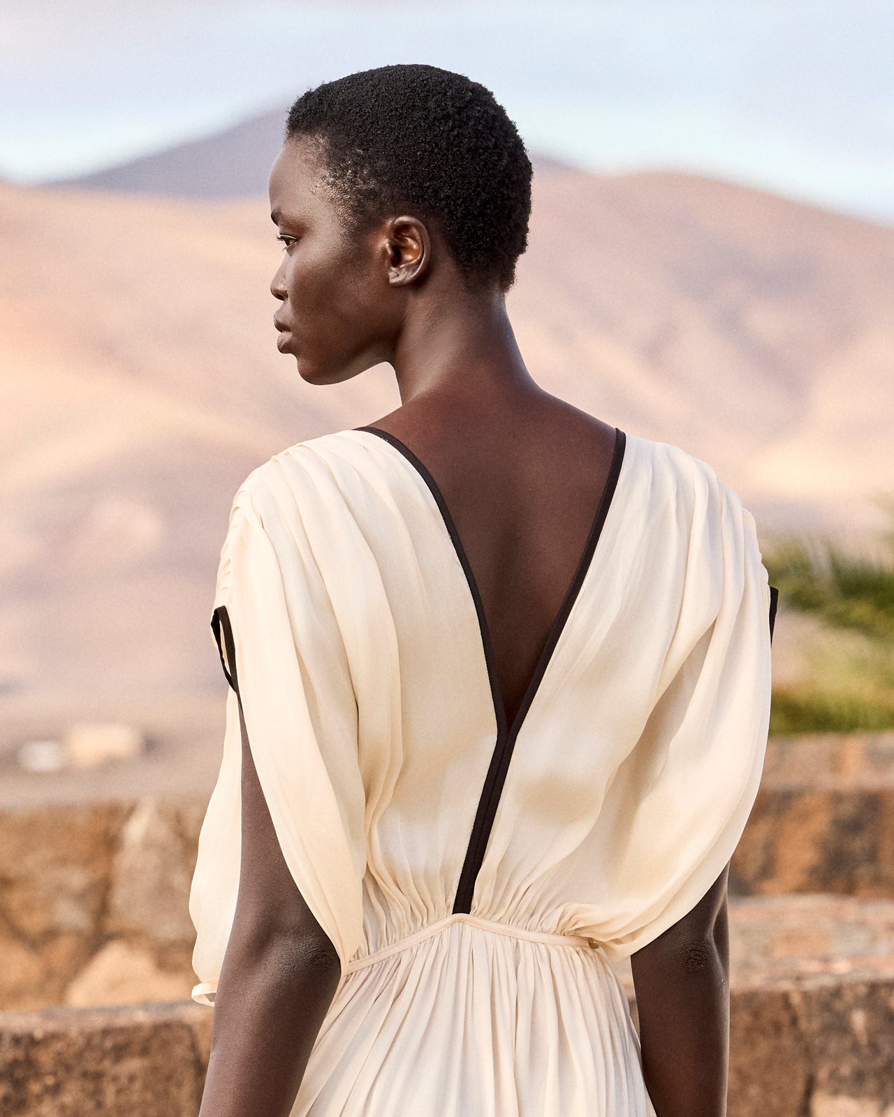 Robe Blava - Écru : Robe longue en viscose satinée – Écru et détails noirs Mes Demoiselles - Image 5