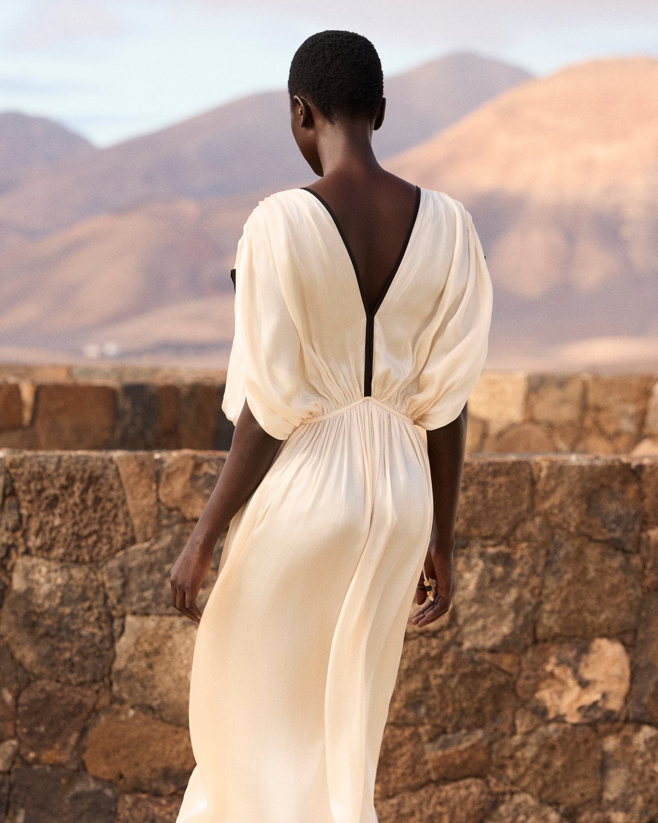 Robe Blava - Écru : Robe longue en viscose satinée – Écru et détails noirs Mes Demoiselles - Image 6