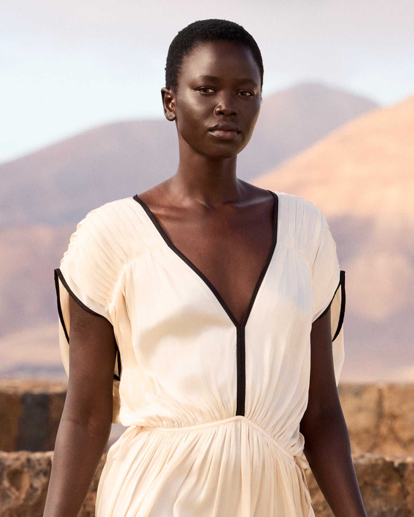 Robe Blava - Écru : Robe longue en viscose satinée – Écru et détails noirs Mes Demoiselles
