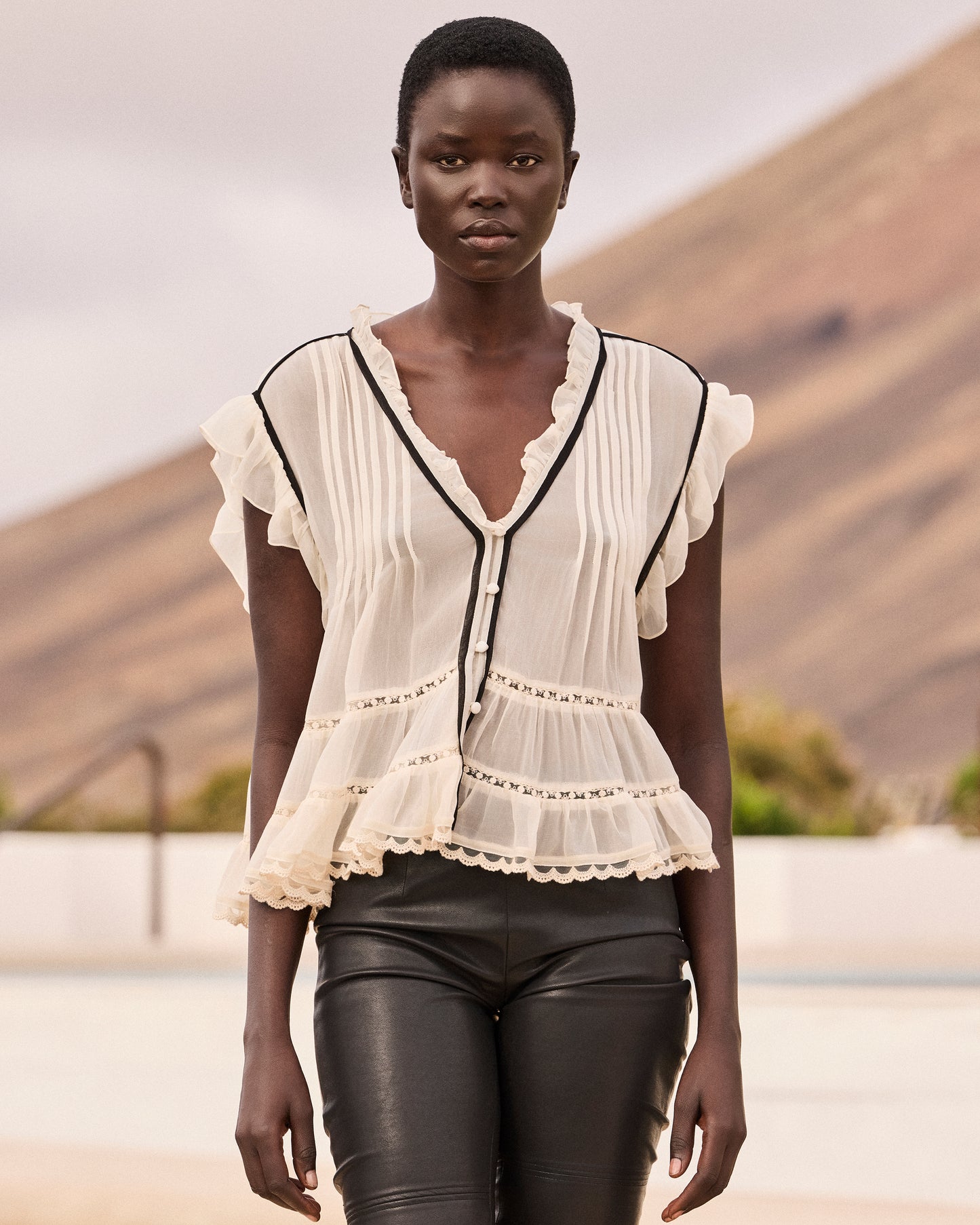 Top volanté en georgette de viscose – Écru et détail noir - Chemises & tops Mes Demoiselles