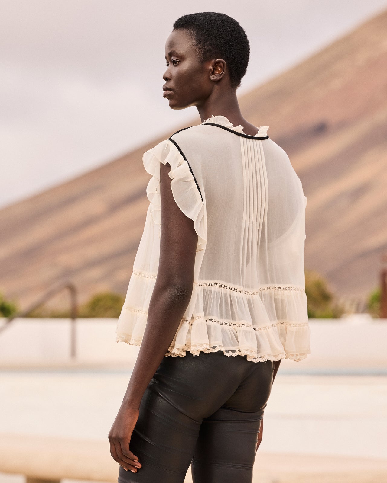 Top Bolly - Écru : Top volanté en georgette de viscose – Écru et détail noir Mes Demoiselles - Image 5