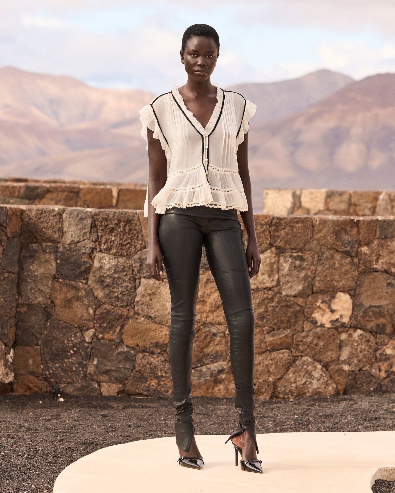 Top volanté en georgette de viscose – Écru et détail noir - Chemises & tops Mes Demoiselles - Image 6