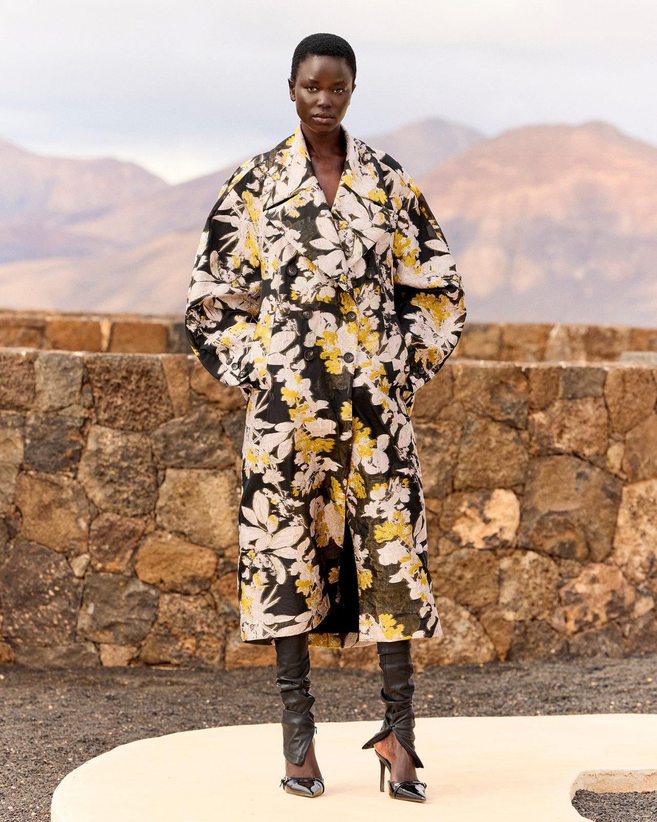 Manteau jacquard floral – Noir, ivoire et ocre - Manteaux & vestes Mes Demoiselles - Image 1