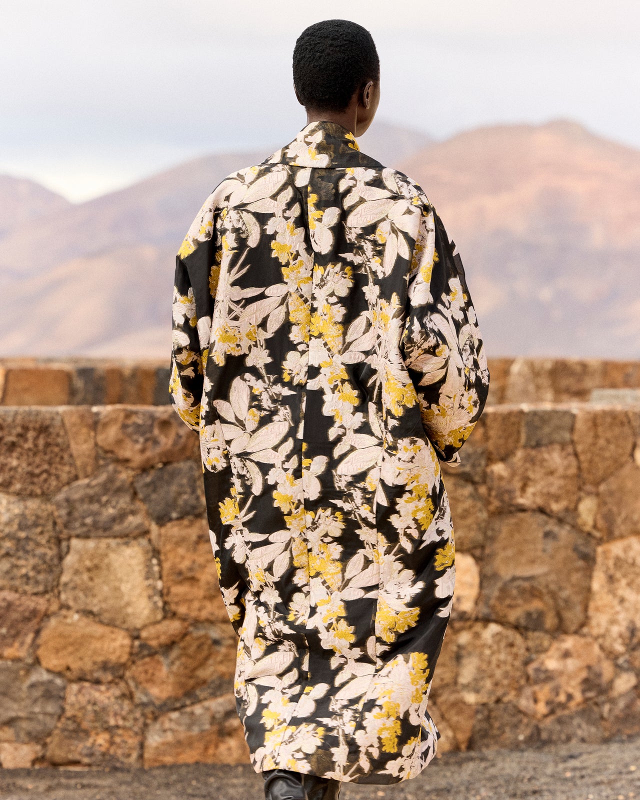 Manteau Soleil - Noir : Manteau jacquard floral – Noir, ivoire et ocre Mes Demoiselles - Image 5