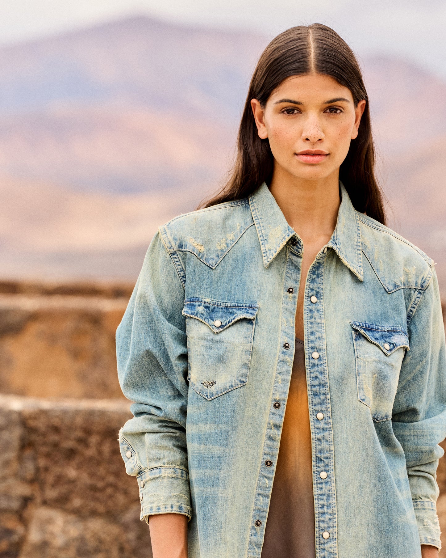 Chemise Sophie - Denim : Chemise en denim usé – Détail pins colorés Mes Demoiselles