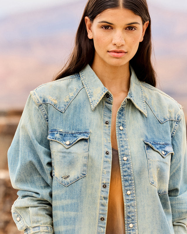 Chemise en denim usé – Détail pins colorés - Chemises & tops Mes Demoiselles - Image 3
