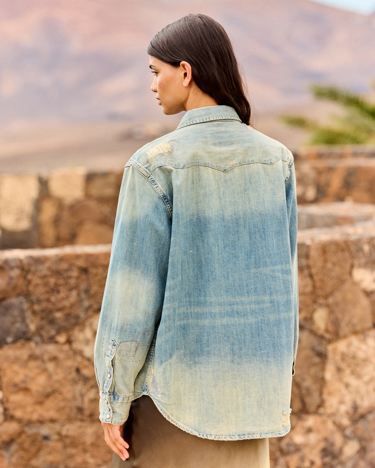 Chemise Sophie - Denim : Chemise en denim usé – Détail pins colorés Mes Demoiselles - Image 4