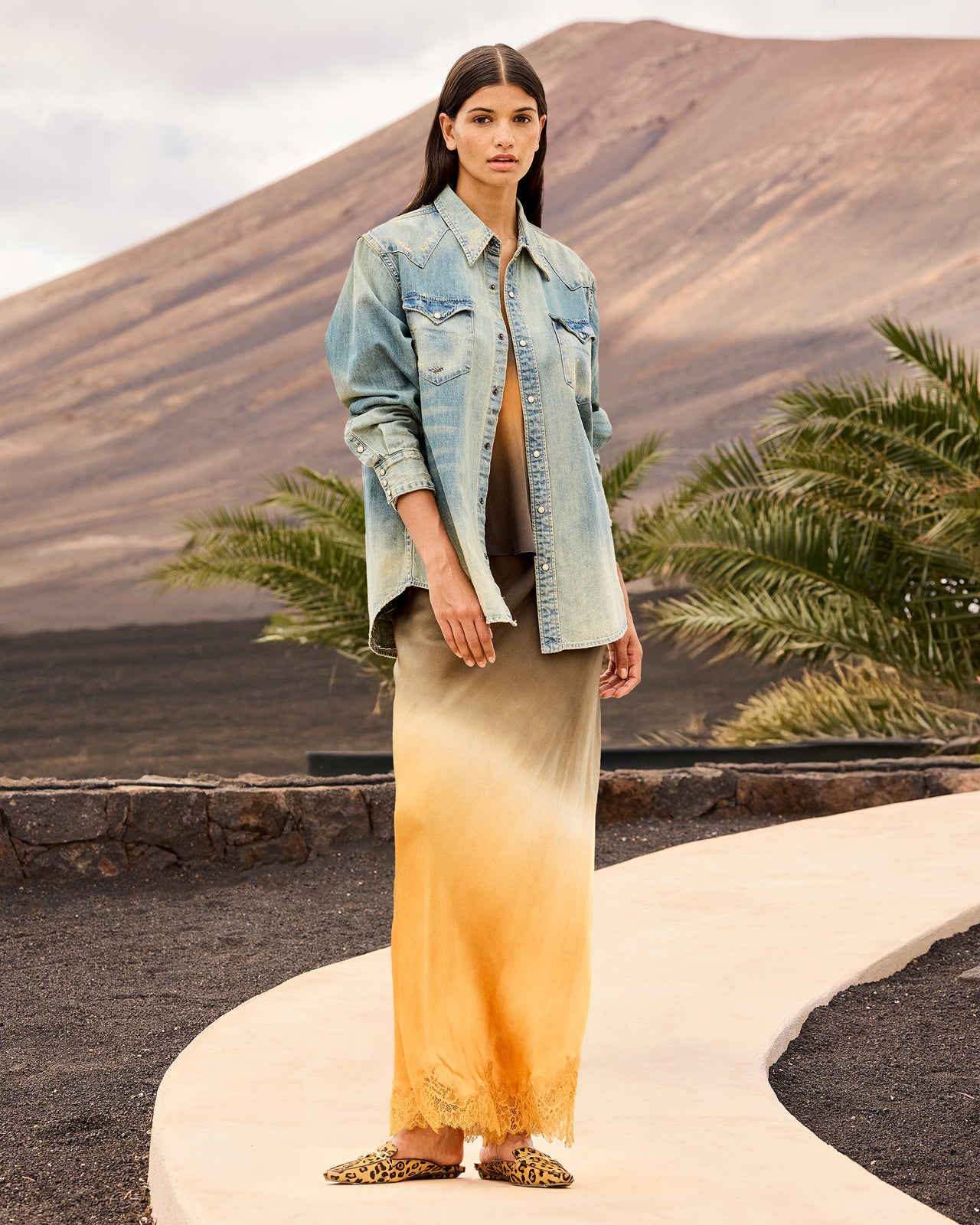 Chemise en denim usé – Détail pins colorés - Chemises & tops Mes Demoiselles - Image 5
