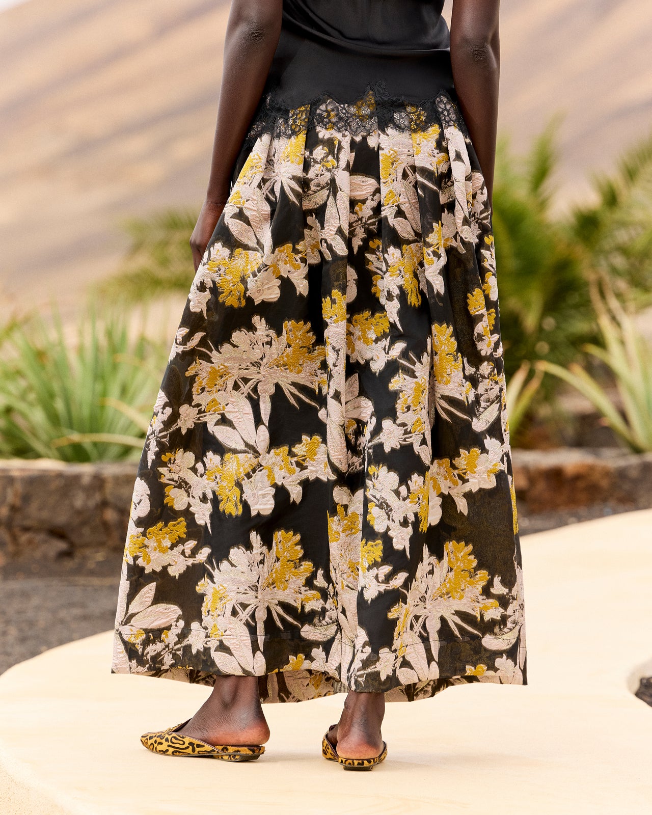 Jupe longue jacquard à plis creux – Noir, ivoire et ocre - Jupes & shorts Mes Demoiselles - Image 3