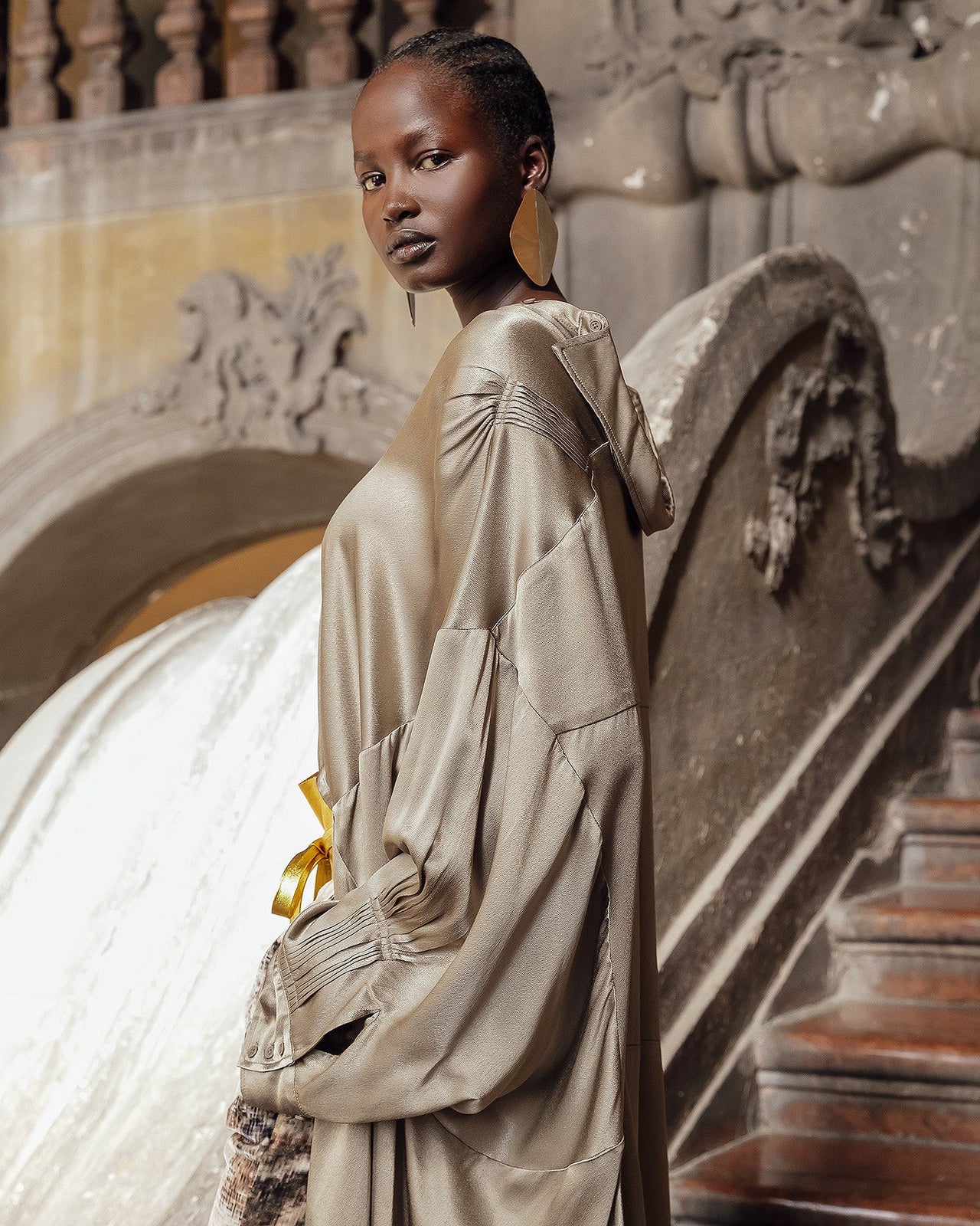 Chemise Suram - Kaki : Chemise oversize en satin viscose kaki Mes Demoiselles - Image 5