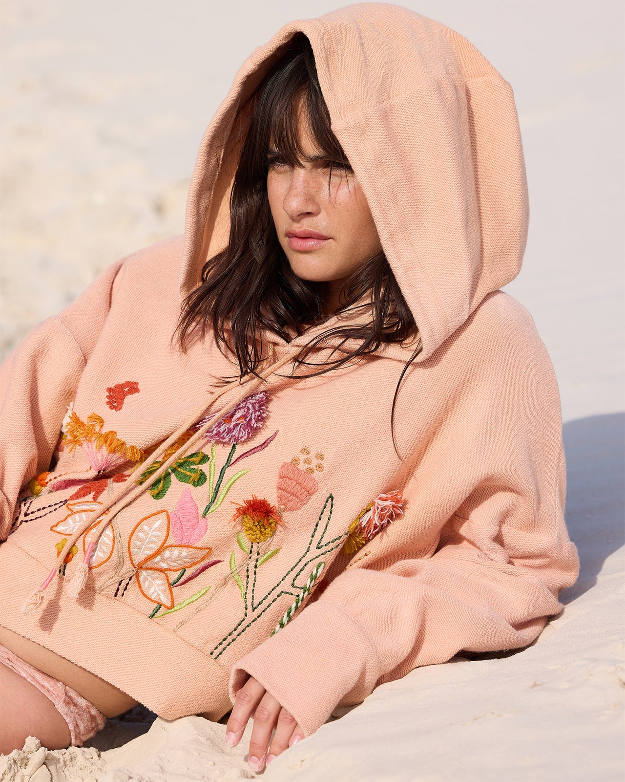 Hoodie Calpe - Rose : Sweat shirt rose poudré avec broderies florales Mes Demoiselles - Image 4