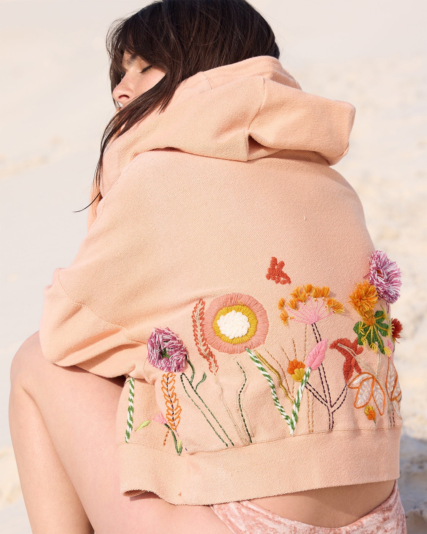 Hoodie Calpe - Rose : Sweat shirt rose poudré avec broderies florales Mes Demoiselles