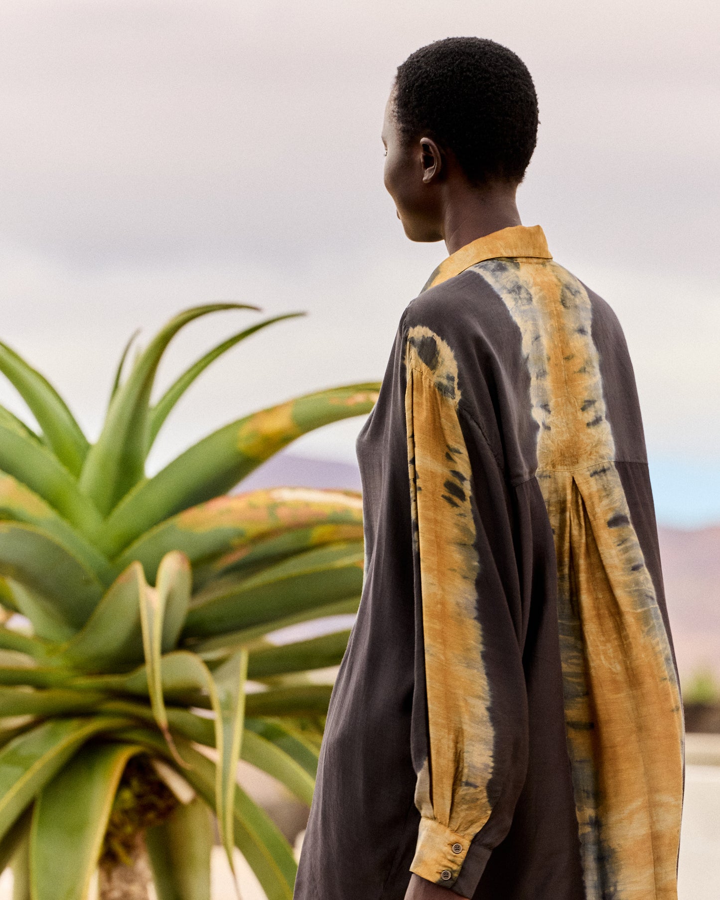 Chemise ample en silky modal tie & dye – Bleu et ocre - Chemises & tops Mes Demoiselles
