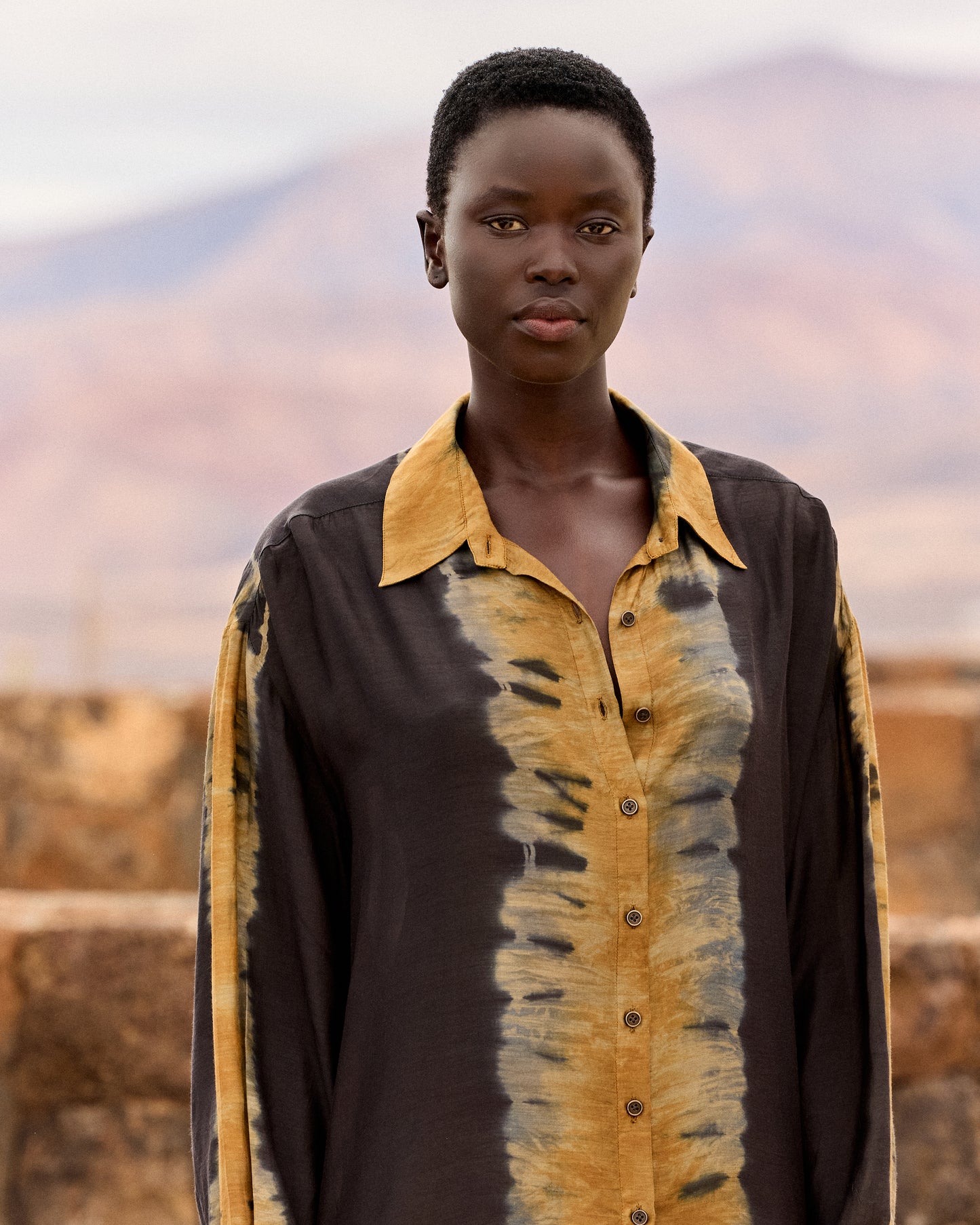 Chemise ample en silky modal tie & dye – Bleu et ocre - Chemises & tops Mes Demoiselles