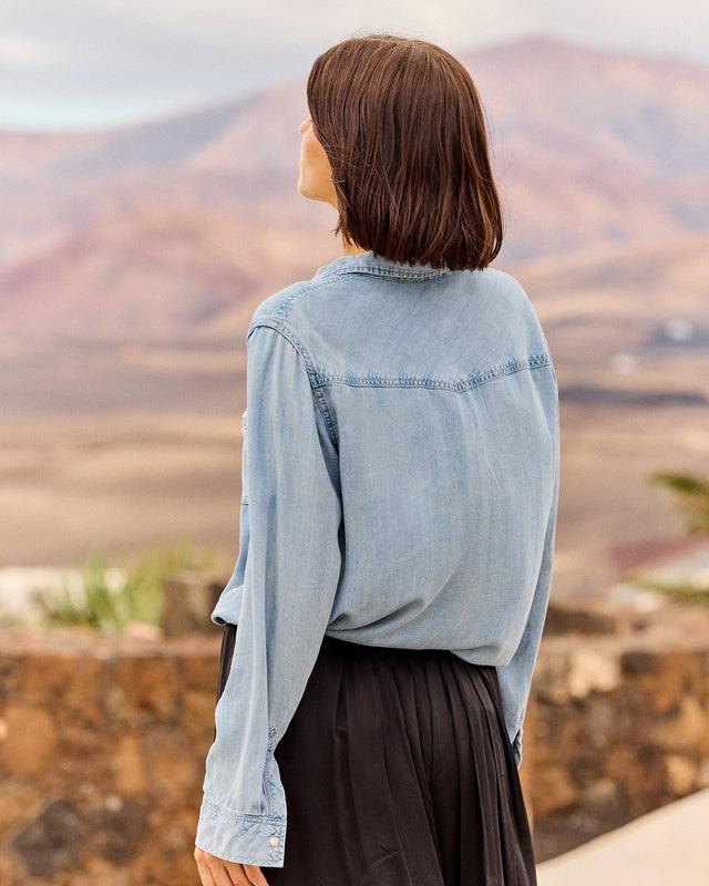 Chemise Sullery - Bleu : Chemise en coton denim – Détail pins colorés Mes Demoiselles - Image 3