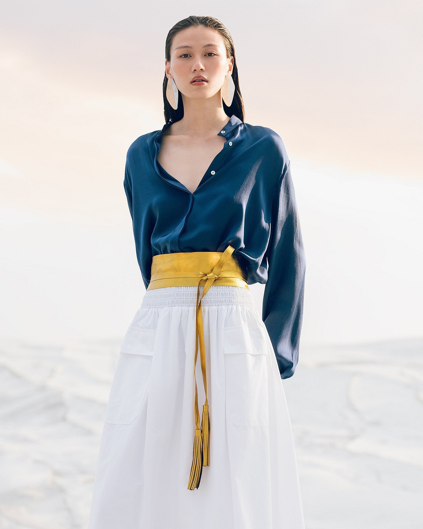 Chemise en satin de soie bleue nuit aux lignes épurées - Chemises & tops Mes Demoiselles