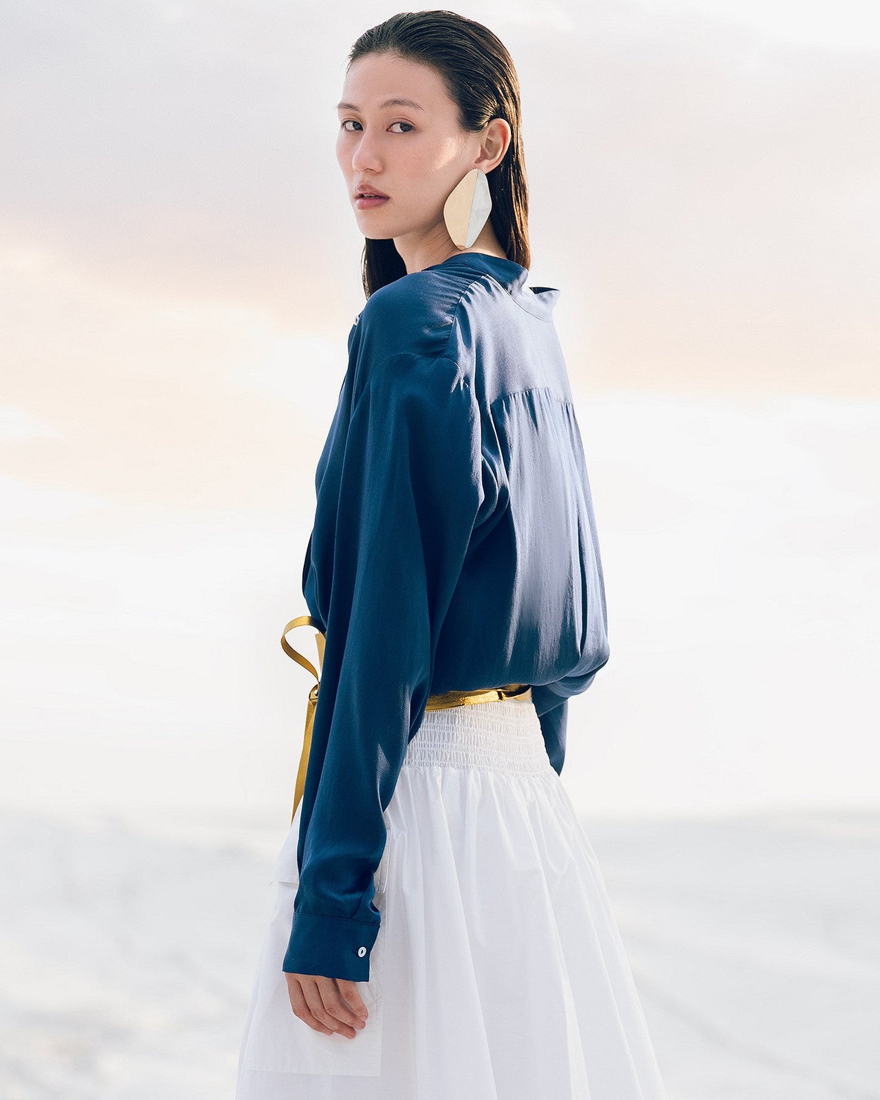 Chemise en satin de soie bleue nuit aux lignes épurées - Chemises & tops Mes Demoiselles - Image 3