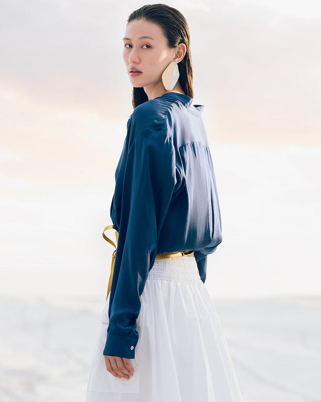Chemise en satin de soie bleue nuit aux lignes épurées - Chemises & tops Mes Demoiselles - Image 2