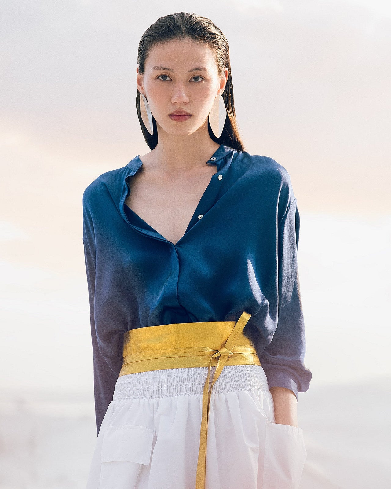 Chemise Silveness - Bleu Marine : Chemise en satin de soie bleue nuit aux lignes épurées Mes Demoiselles - Image 5