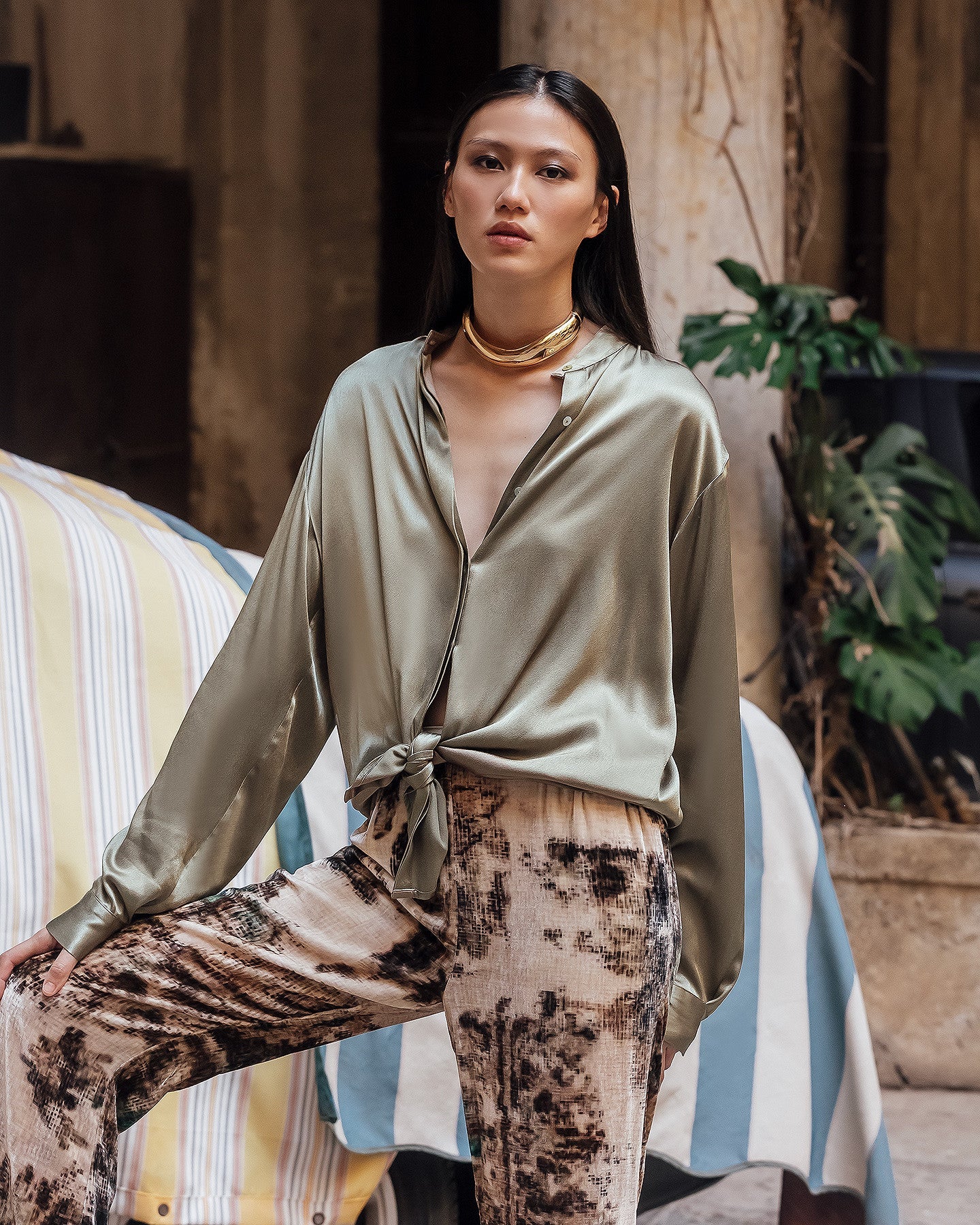 Chemise épurée en satin viscose kaki profond - Chemises & tops Mes Demoiselles