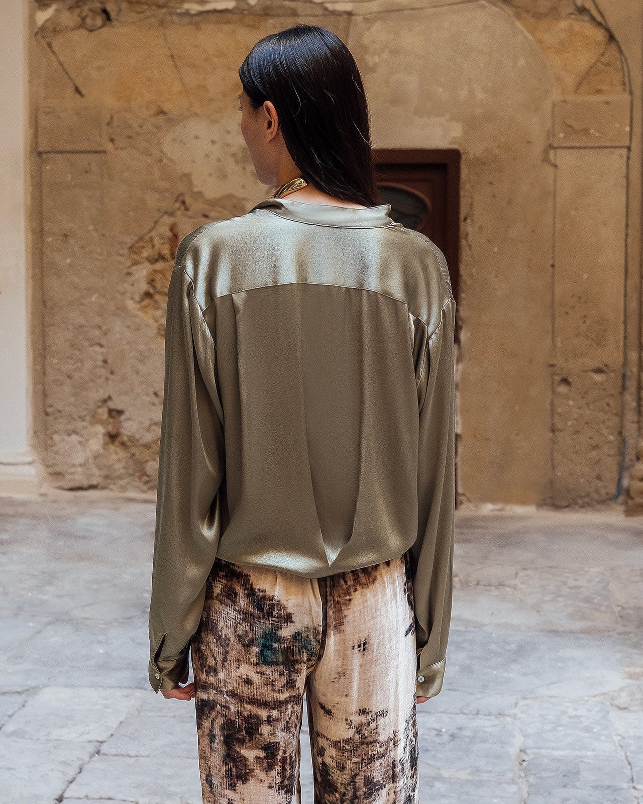 Chemise Siwa - Kaki : Chemise épurée en satin viscose kaki profond Mes Demoiselles - Image 4