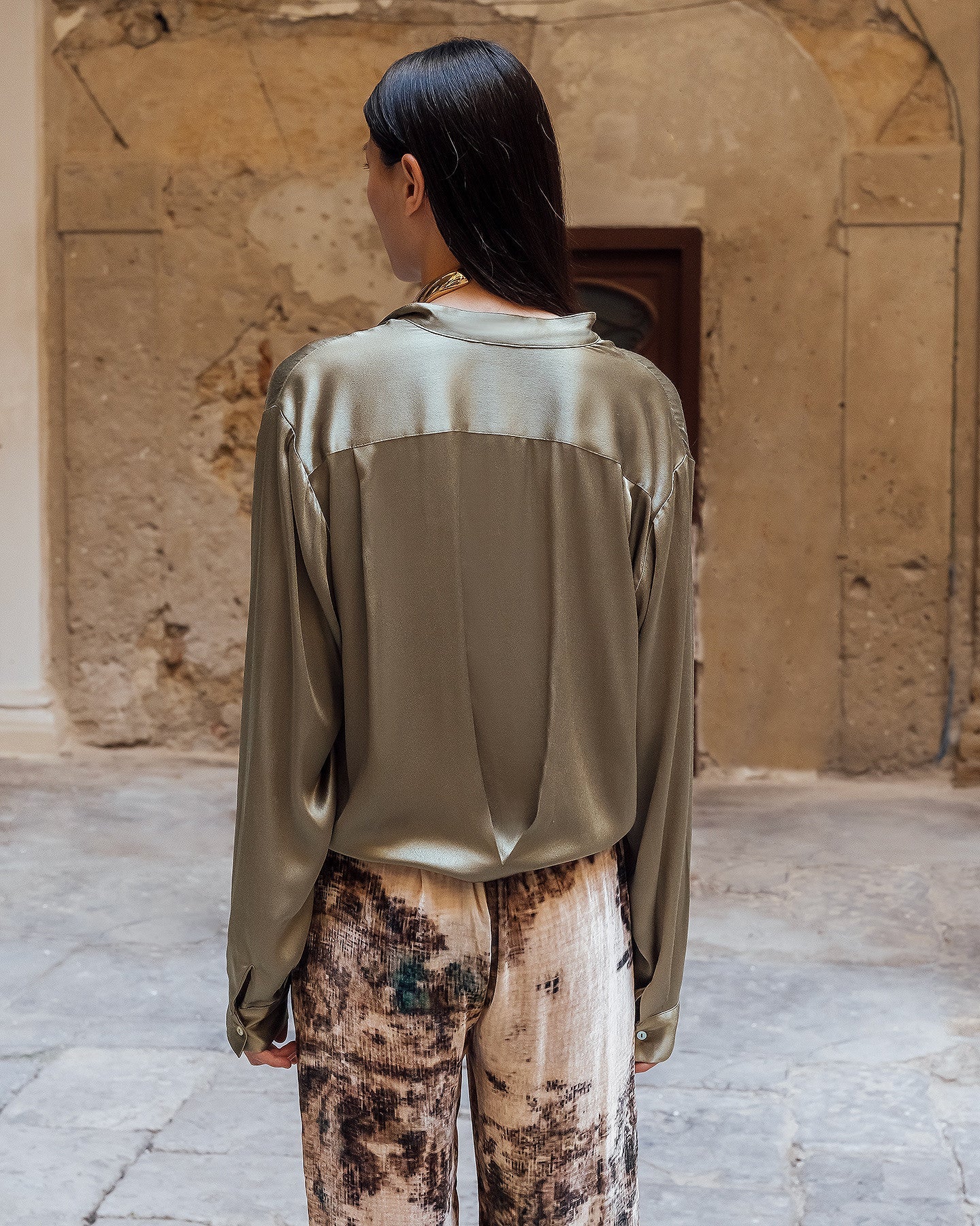 Chemise Siwa - Kaki : Chemise épurée en satin viscose kaki profond Mes Demoiselles
