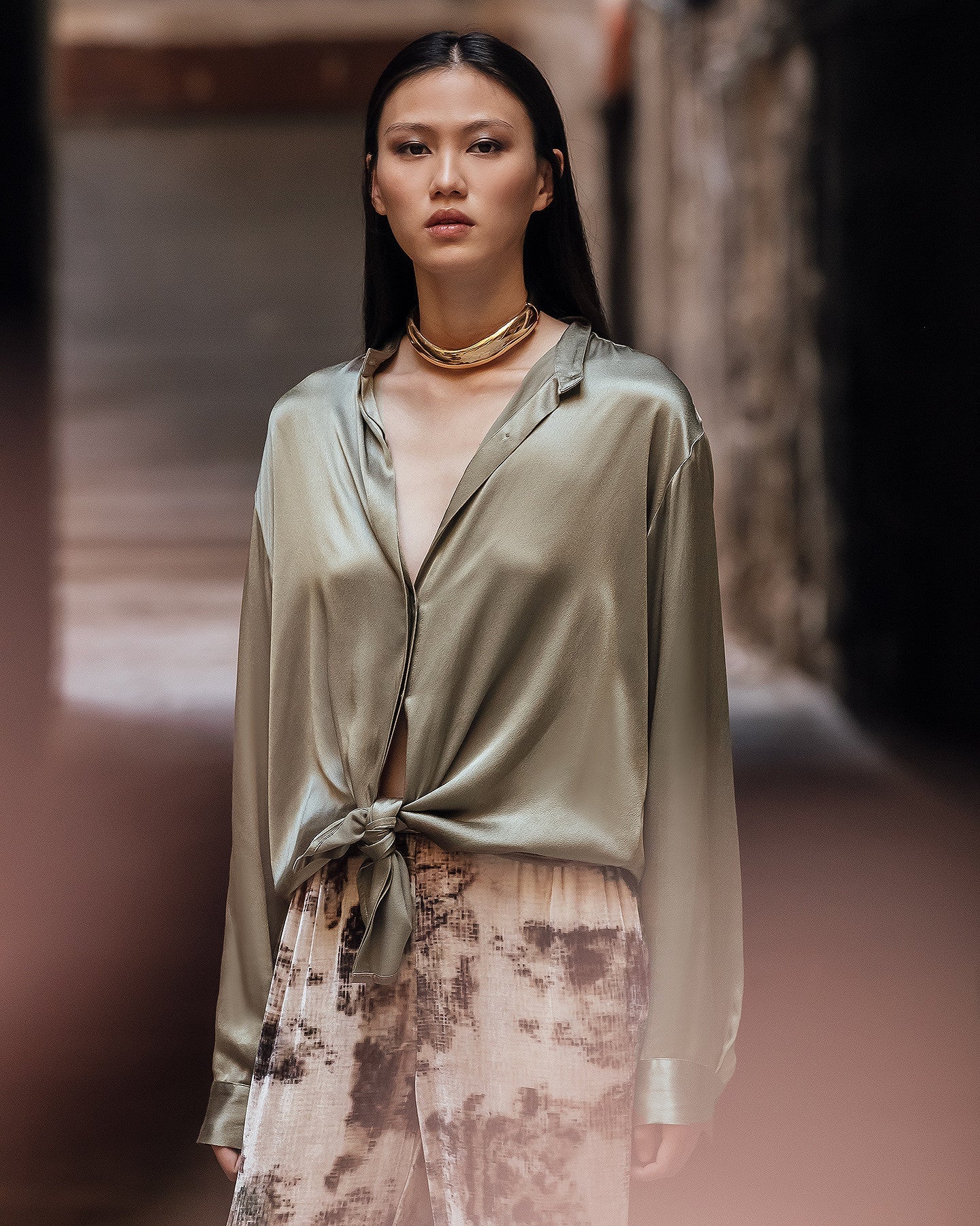 Chemise Siwa - Kaki : Chemise épurée en satin viscose kaki profond Mes Demoiselles