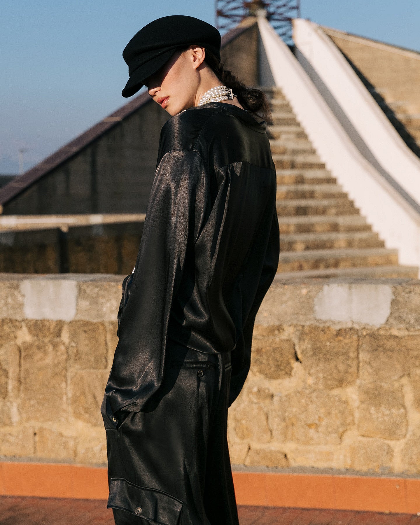 Chemise épurée en satin viscose noir profond - Chemises & tops Mes Demoiselles